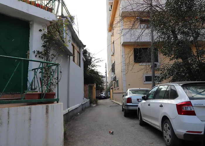 Tia Lelcaj Tirana